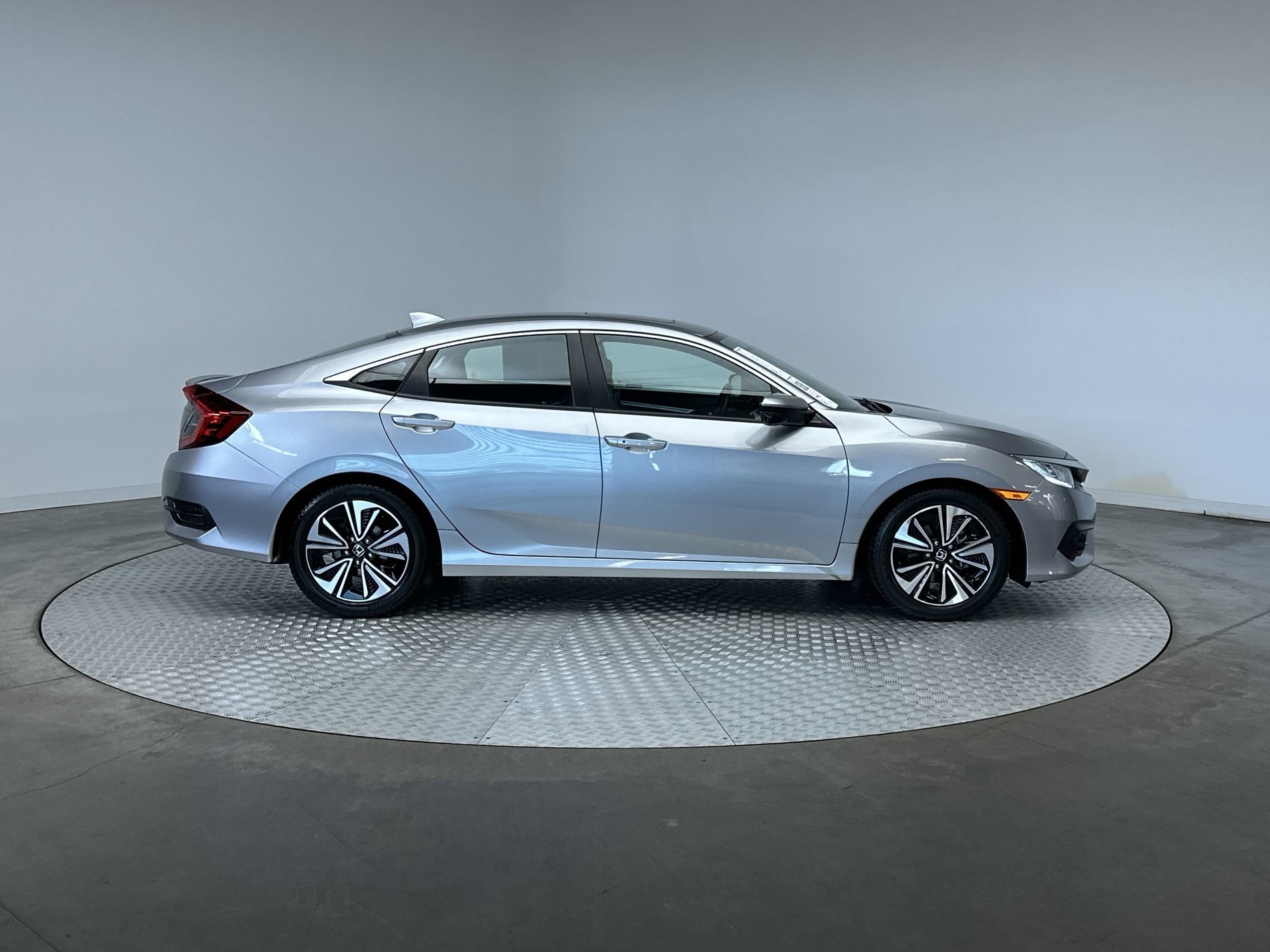 Used 2018 Lunar Silver Metallic Honda EX-T image 10