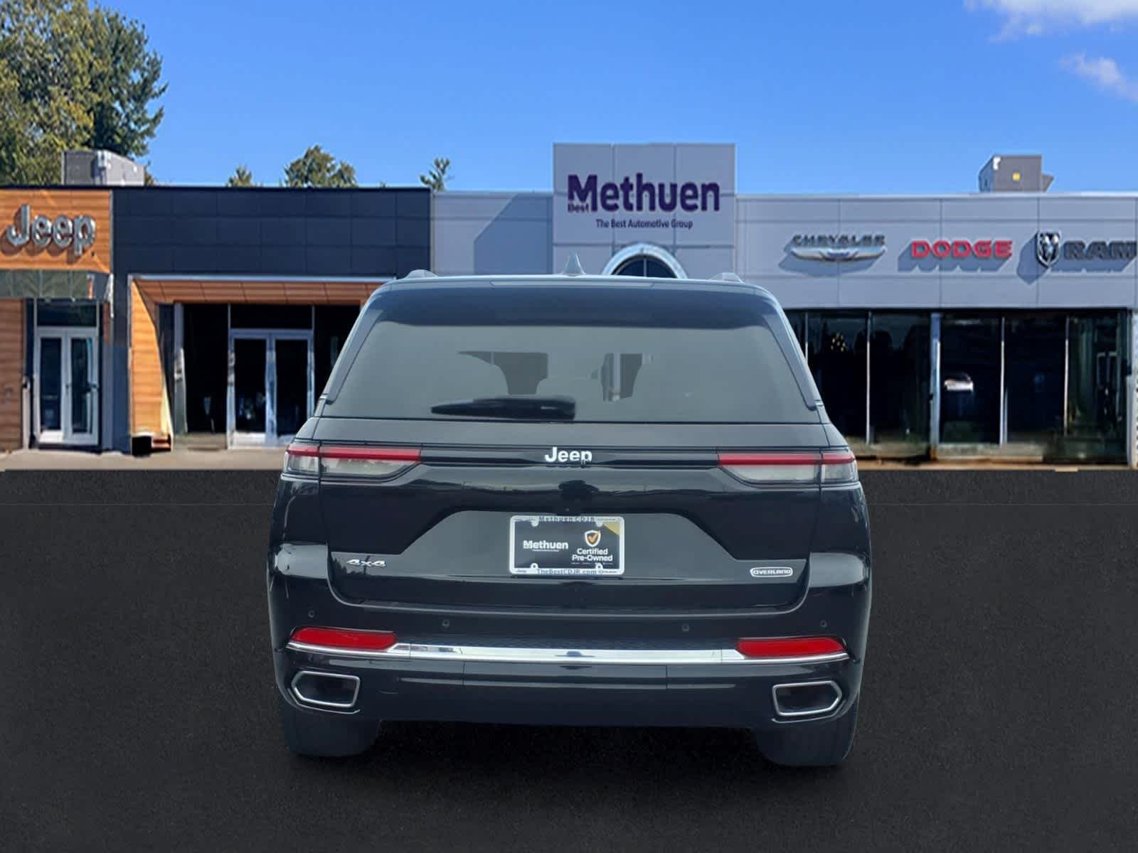 Used 2023 Diamond Black Crystal Pearlcoat Jeep Overland image 4