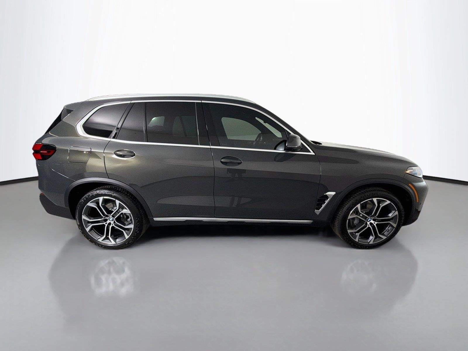 New 2026 Dravit Grey Metallic BMW sDrive40i image 4