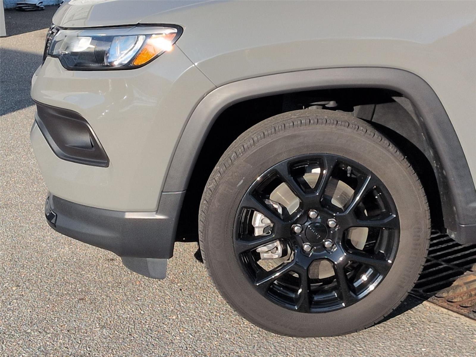 Used 2024 Baltic Gray Metallic Clearcoat Jeep Latitude image 9