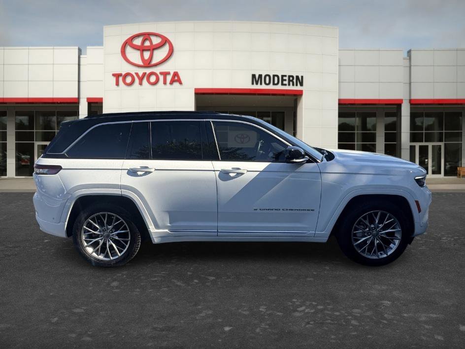 Used 2025 Bright White Clearcoat Jeep Summit image 4