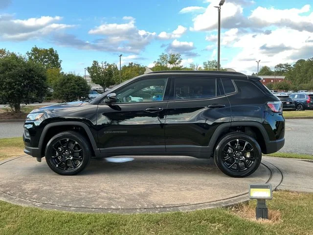 New 2026 Diamond Black Crystal Pearl-Coat Exterior Paint Jeep Latitude image 4