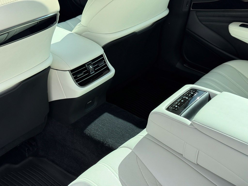 Used 2023 White Lexus 500 image 25