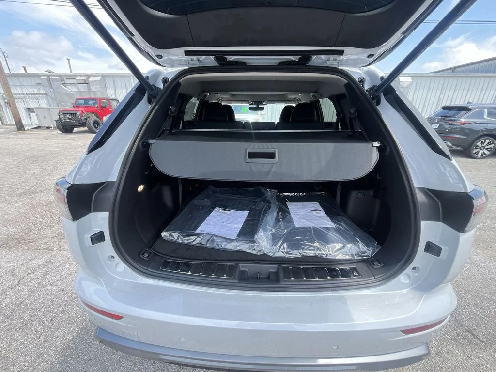Used 2025 White Mitsubishi SE image 24