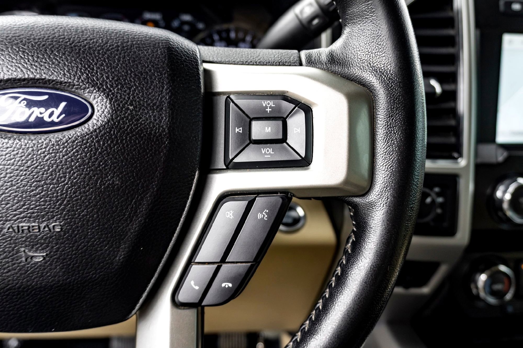 Used 2020 Oxford White Ford LARIAT image 19