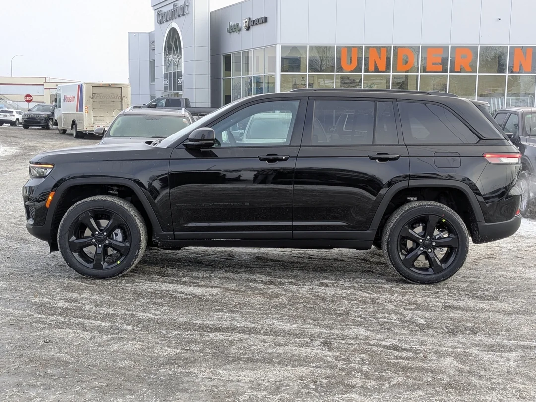 New 2025 Black Jeep Altitude - - 4x4 - Power Sunroof - Power Liftgate - Wireless Charging - 20 Black Wheels & More! image 5