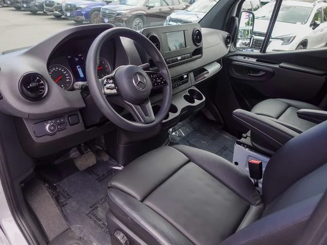 Used 2023  Mercedes-Benz Cargo 170 WB image 11