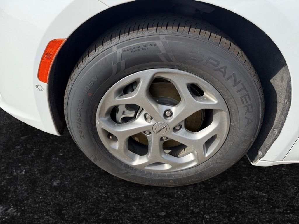 Used 2022 White Chrysler Limited image 26