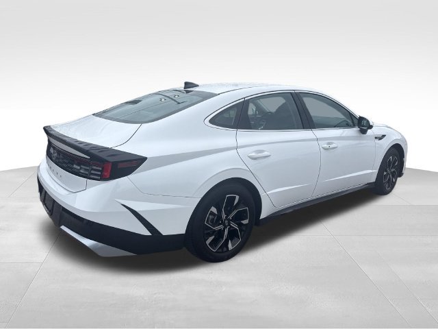 Used 2025 White Hyundai SEL image 5