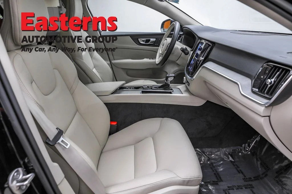 Used 2022 Black Volvo T5 image 23