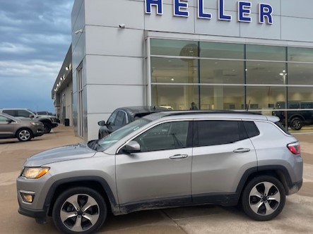 Used 2018 Billet Silver Metallic Clearcoat Jeep Latitude image 3