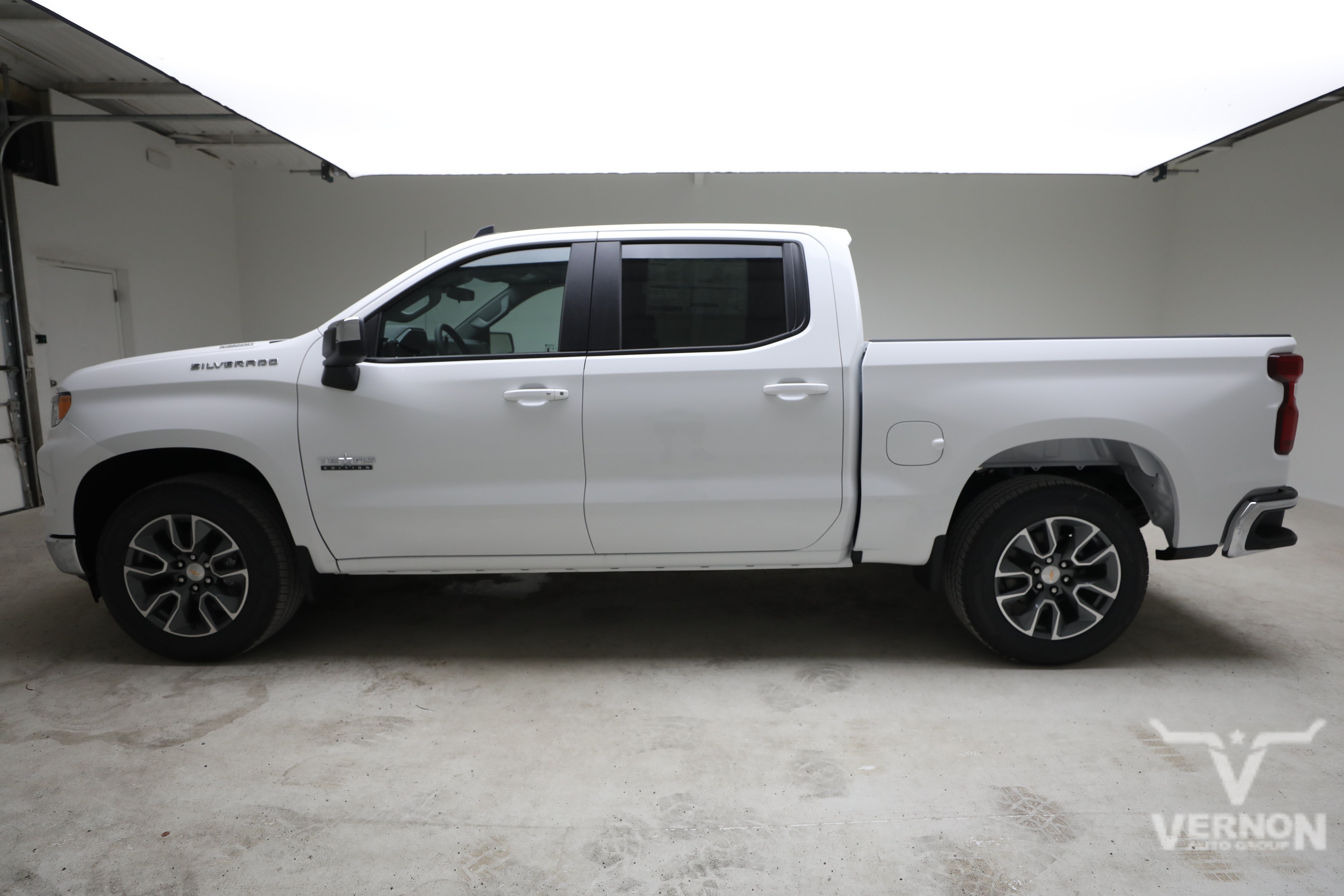 New 2026 Summit White Chevrolet N image 2