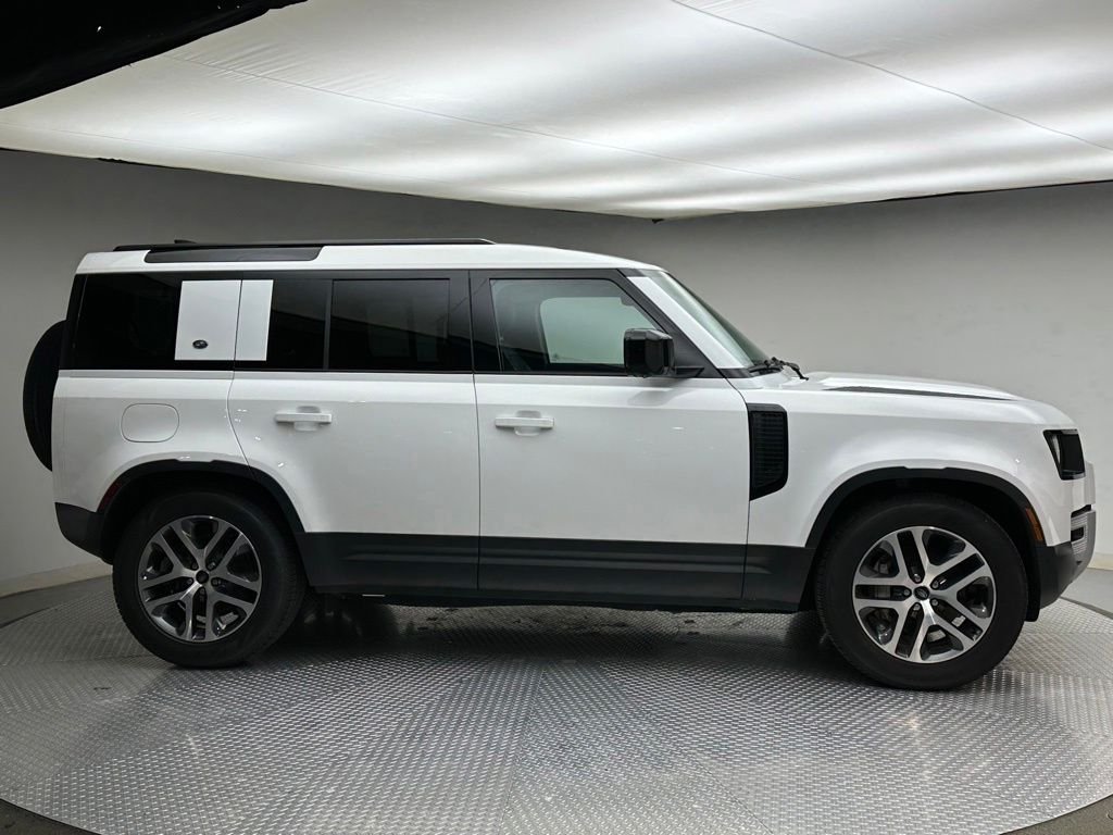 Used 2023 Fuji White Land Rover SE image 4