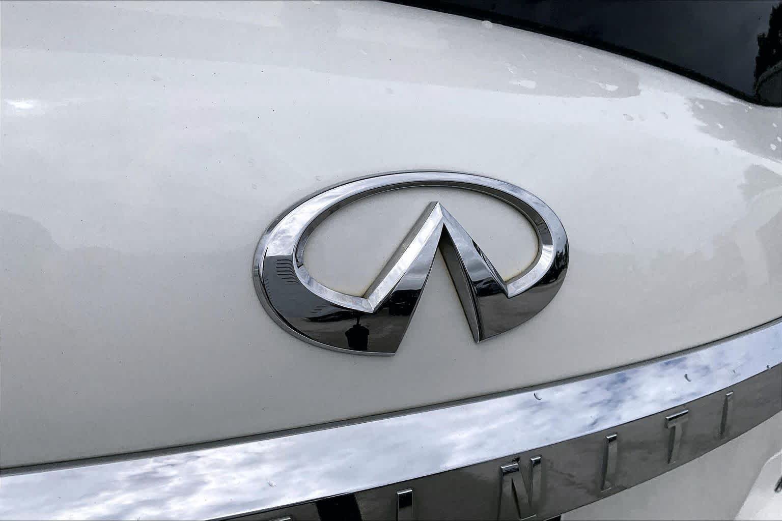 Used 2019 Moonstone White INFINITI LUXE image 31