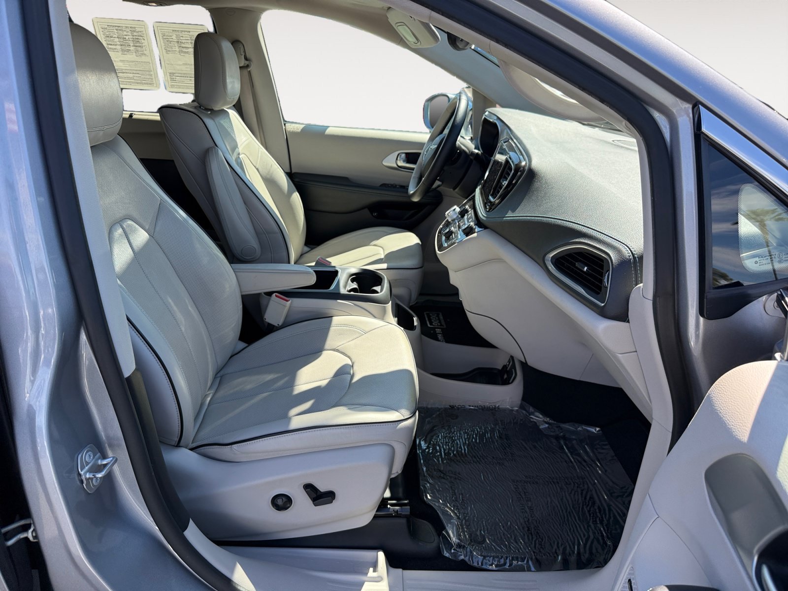 Used 2018 Billet Silver Metallic Chrysler Limited image 19