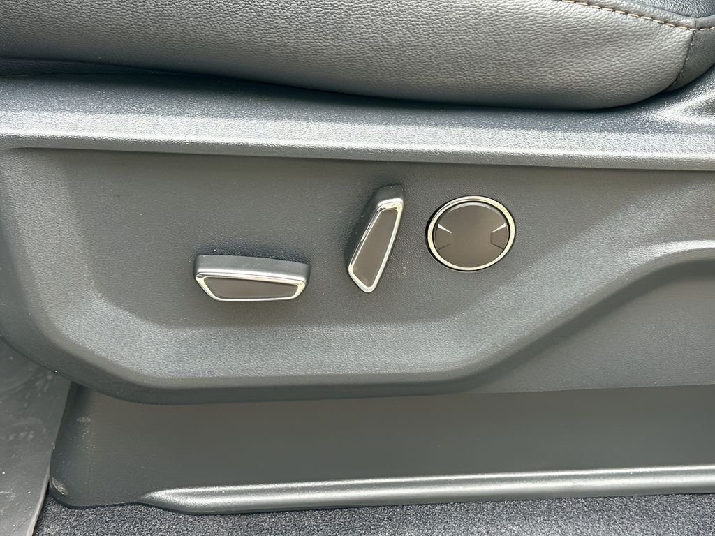 New 2025 Star White Metallic Tri-Coat Ford Lariat® image 32