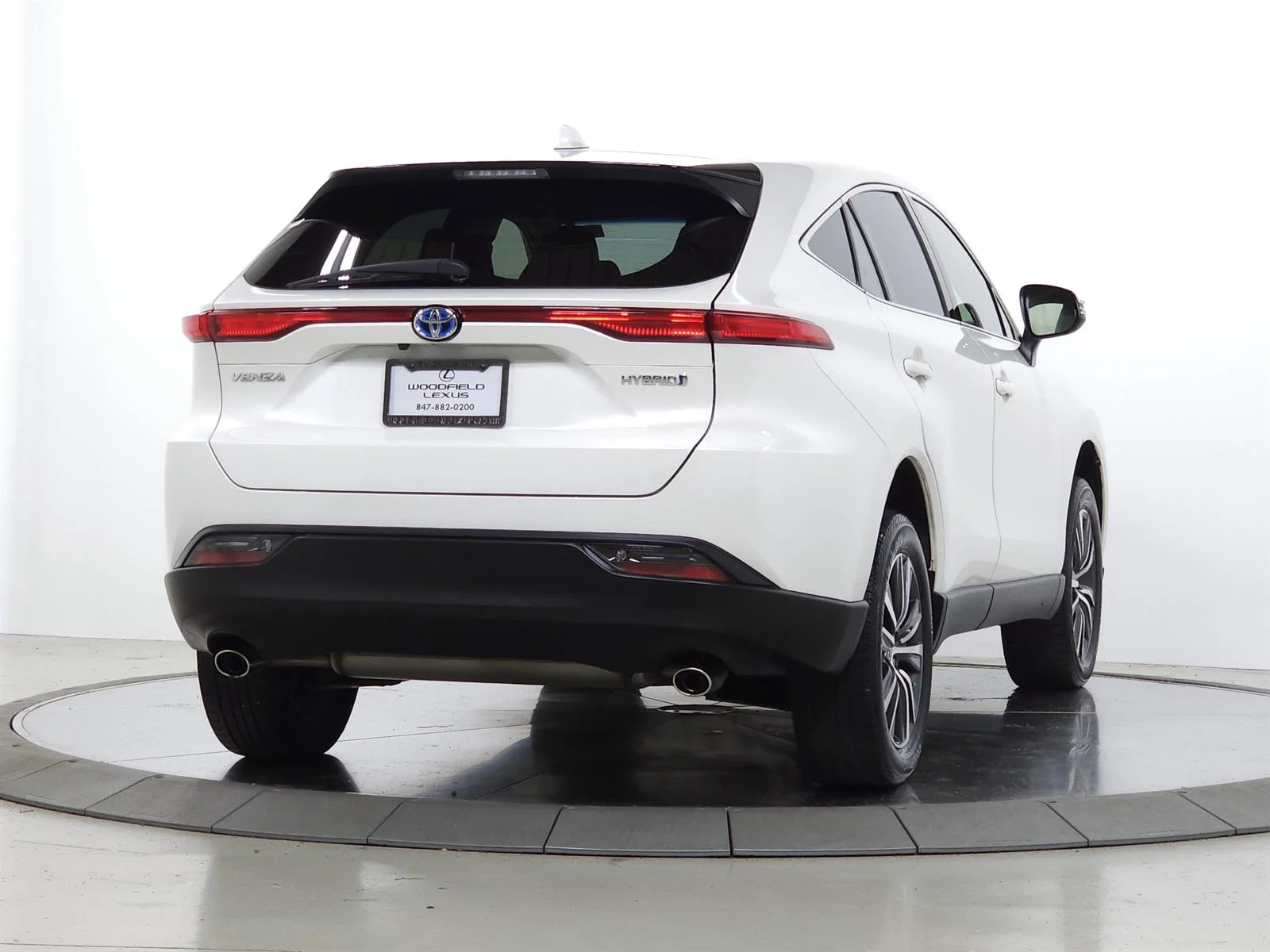 Used 2022 White Toyota LE image 11