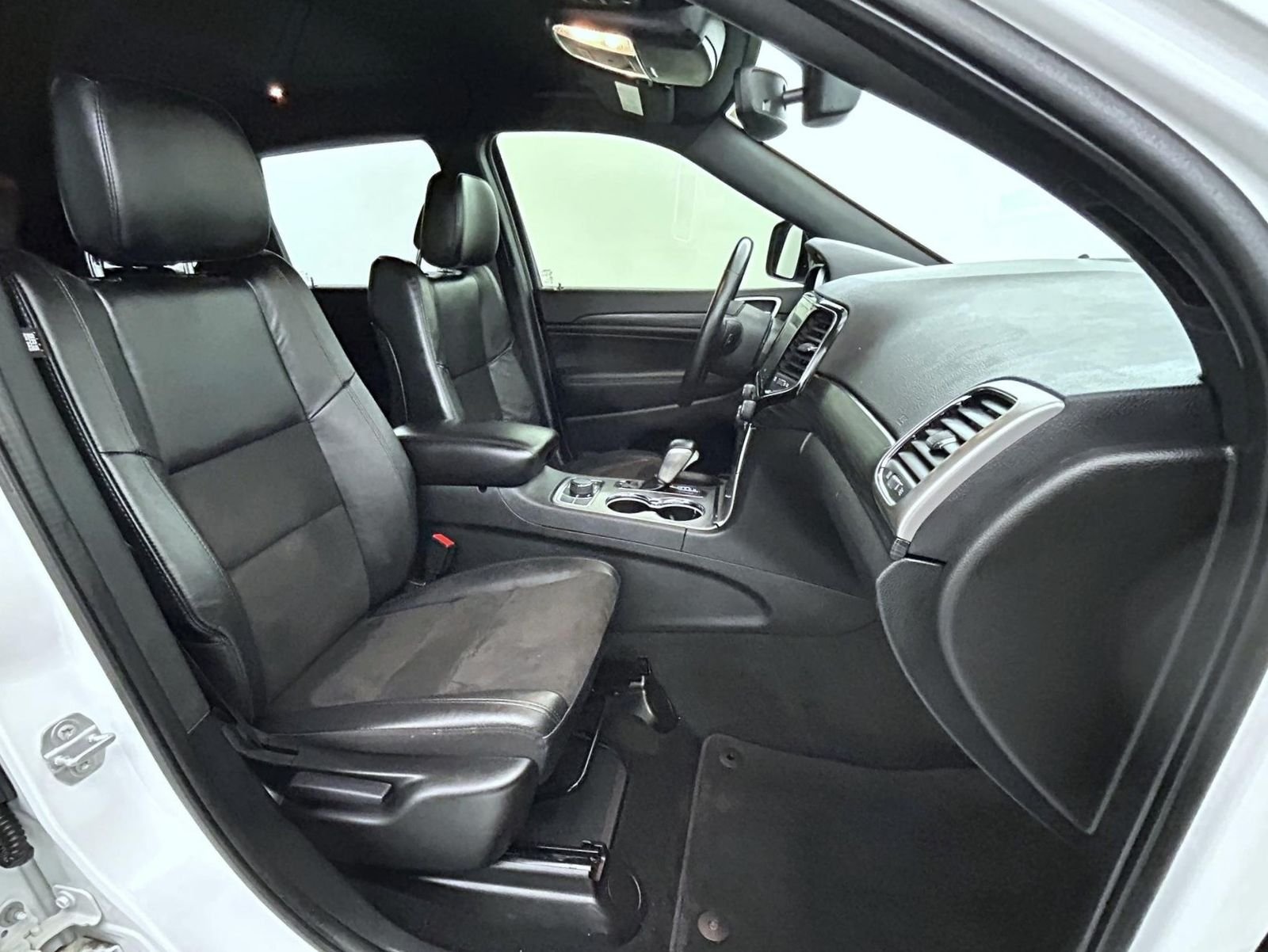Certified Used 2022 White Jeep Laredo X image 15