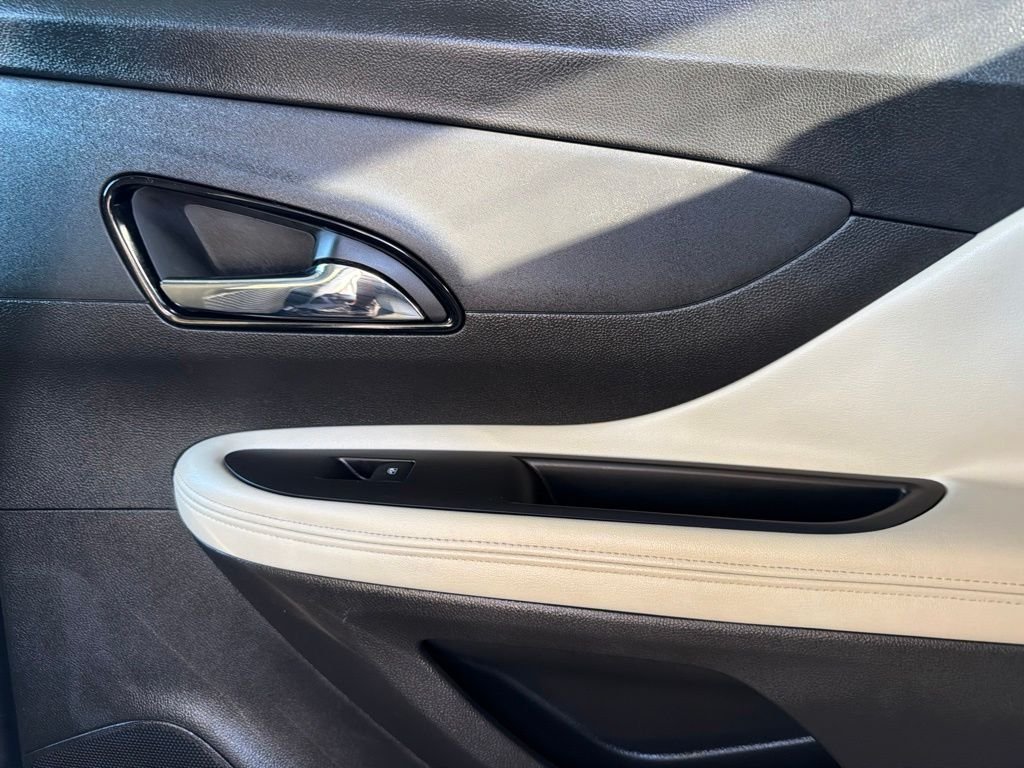 Used 2017 White Buick Essence image 14