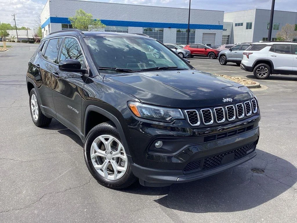 Used 2024 Diamond Black Crystal Pearlcoat Jeep Latitude image 7