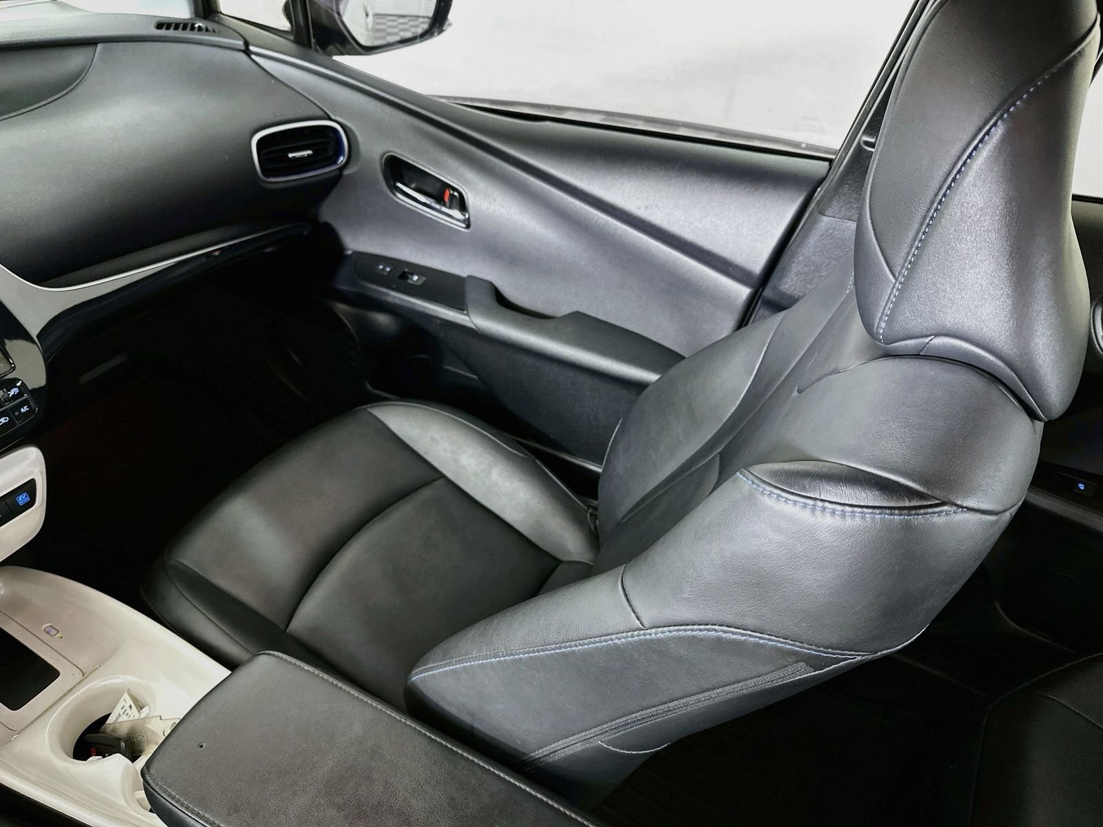 Used 2016 Blizzard Pearl Toyota Four Touring image 23