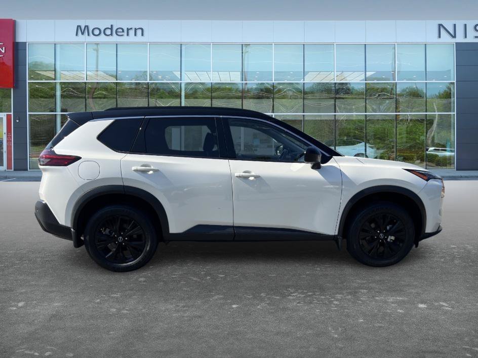 Used 2023 Pearl White Tricoat/Super Black Nissan SV image 4