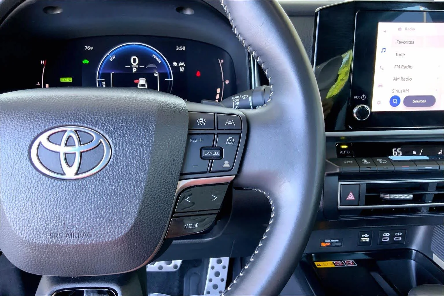 2025 Toyota Camry SE - Photo 25