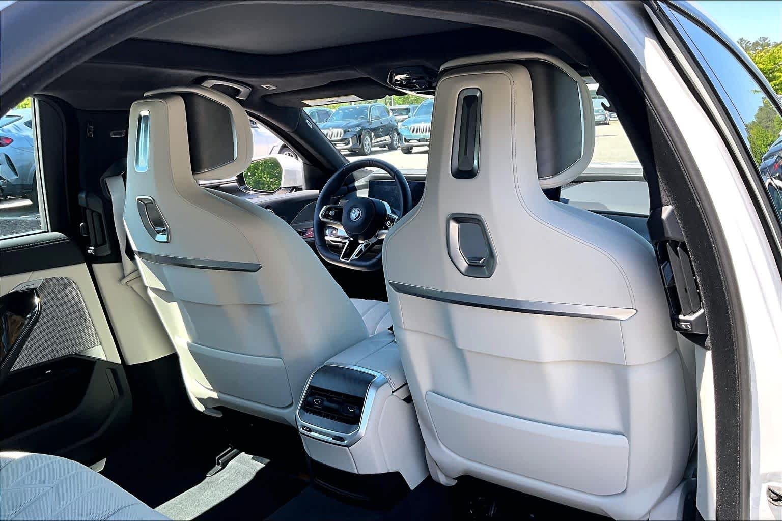 2025 BMW 7 Series 750e - Photo 20