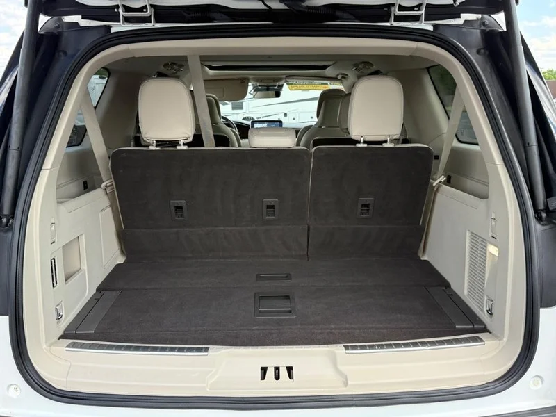 Used 2021 Pristine White Lincoln Reserve image 4