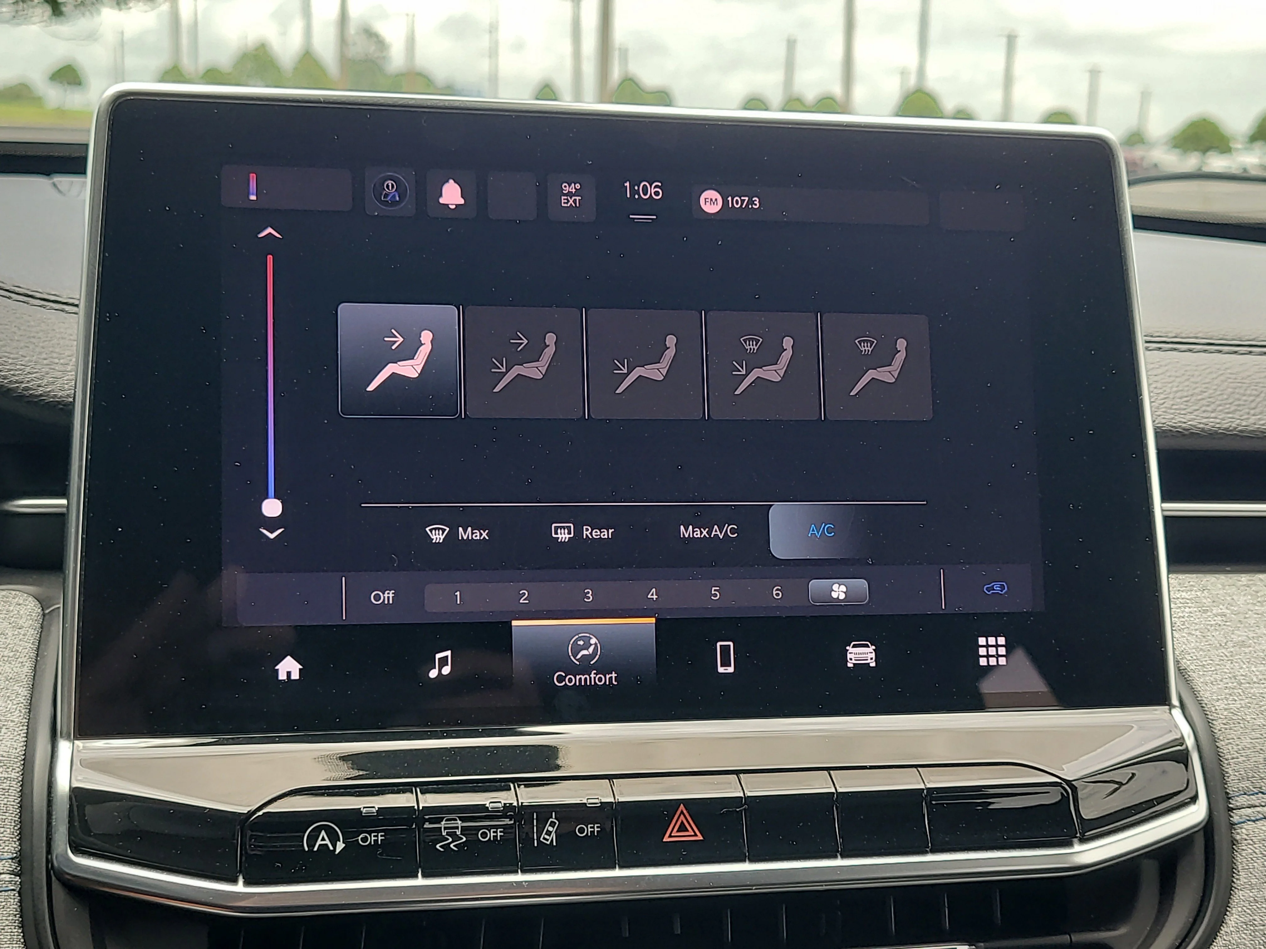 Used 2022 Diamond Black Crystal Pearlcoat Jeep Latitude image 23