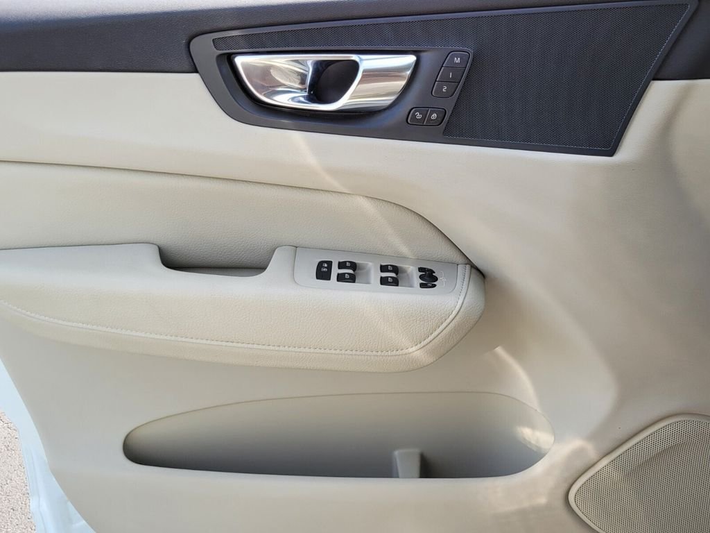 Used 2020 White Volvo T6 Momentum image 28