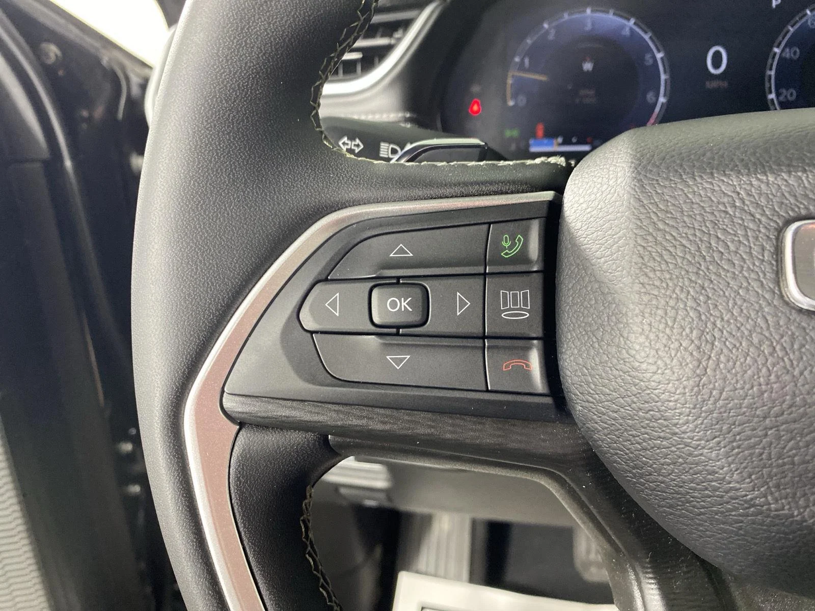 Used 2024 Diamond Black Crystal Pearlcoat Jeep Altitude image 23