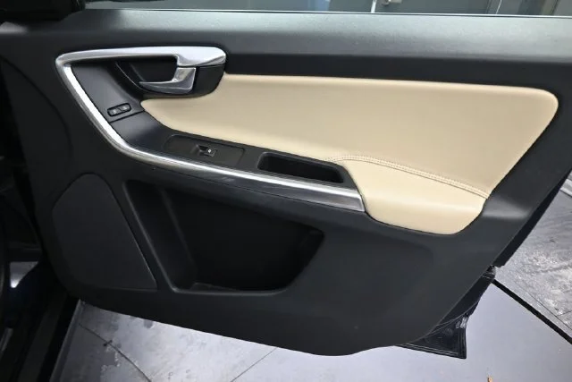 Used 2016 Blue Volvo T6 Drive-E image 13