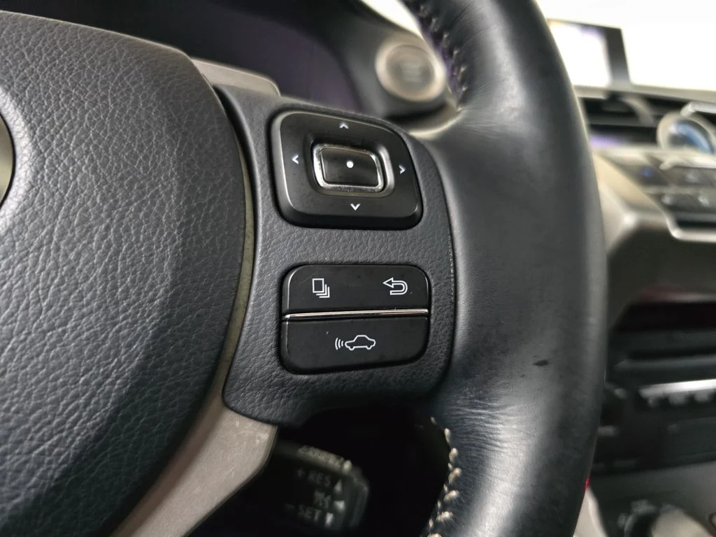 Used 2017  Lexus 200t F Sport image 21