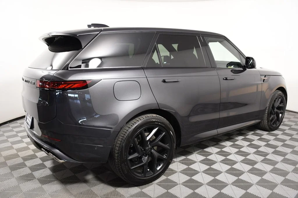 New 2026 Carpathian Gry Land Rover Dynamic SE image 7