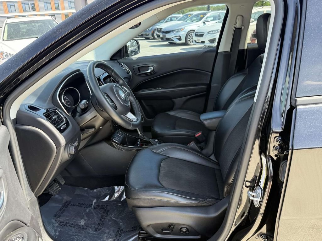 Used 2018 Black Jeep Latitude image 13