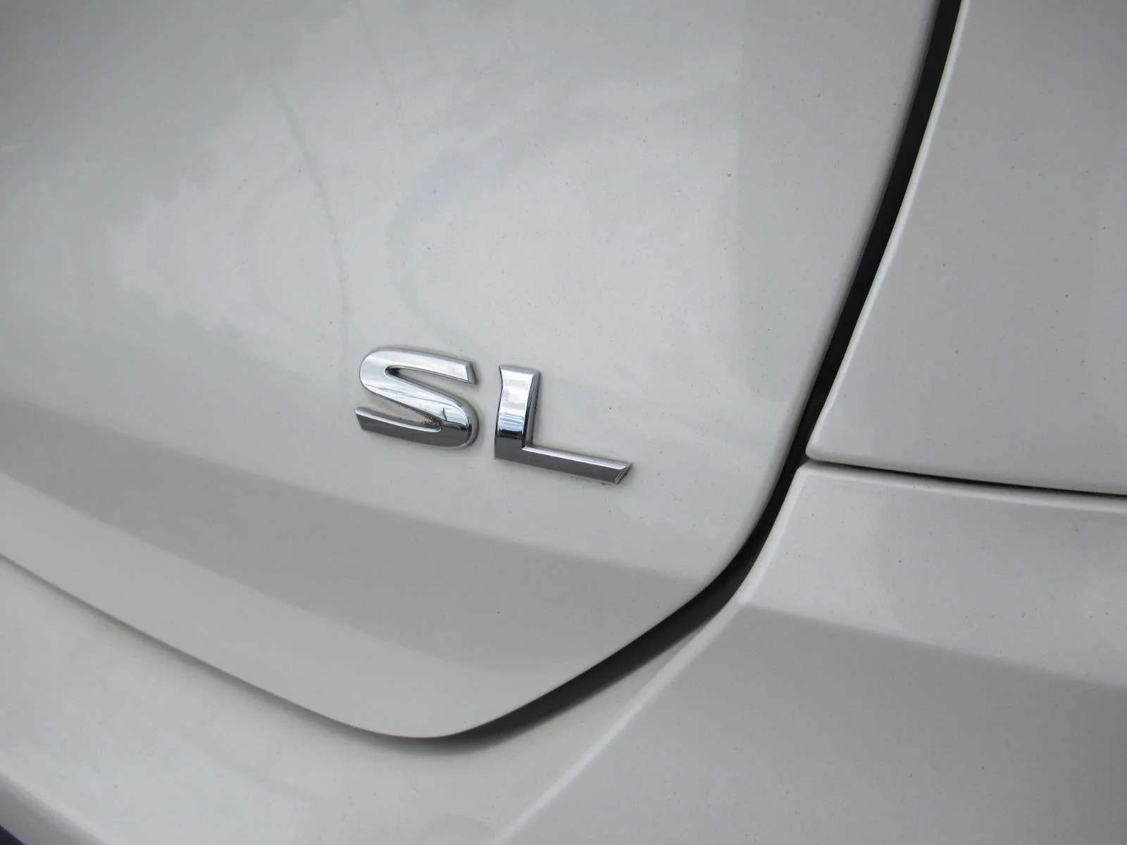 Used 2018 White Nissan SL image 8