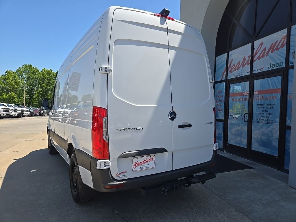 Used 2025  Mercedes-Benz Cargo 144 WB image 8