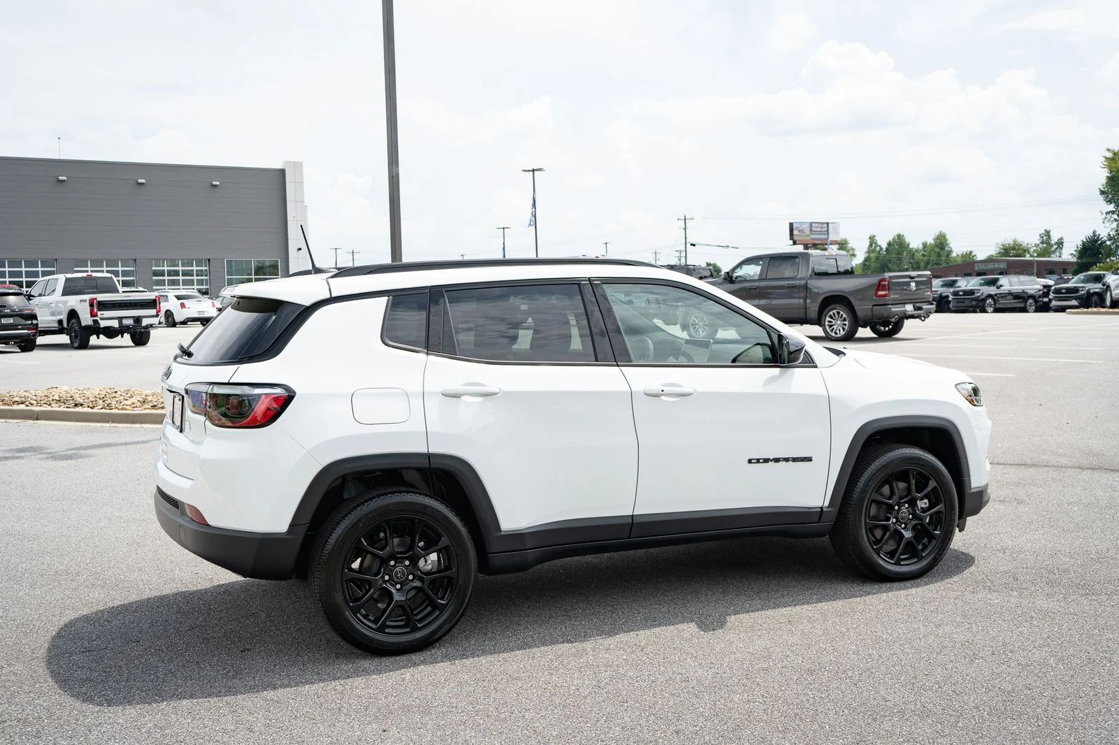 New 2026 Bright White Clear-Coat Exterior Paint Jeep Latitude image 10
