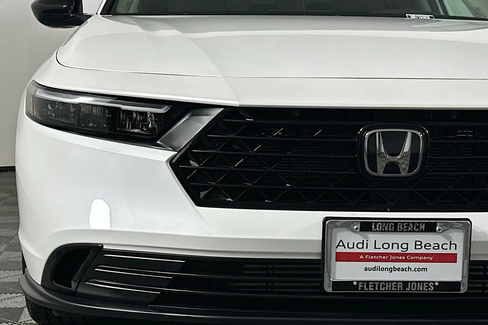 Used 2025 Platinum White Pearl Honda SE image 15