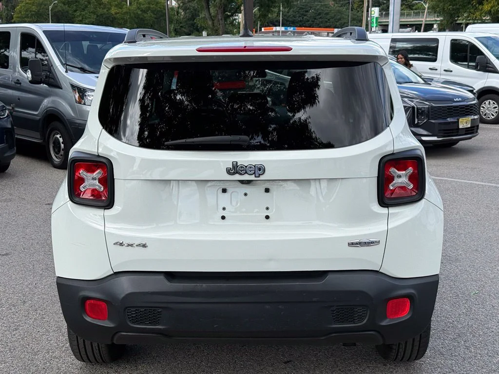 Used 2017 Alpine White Jeep Latitude image 9