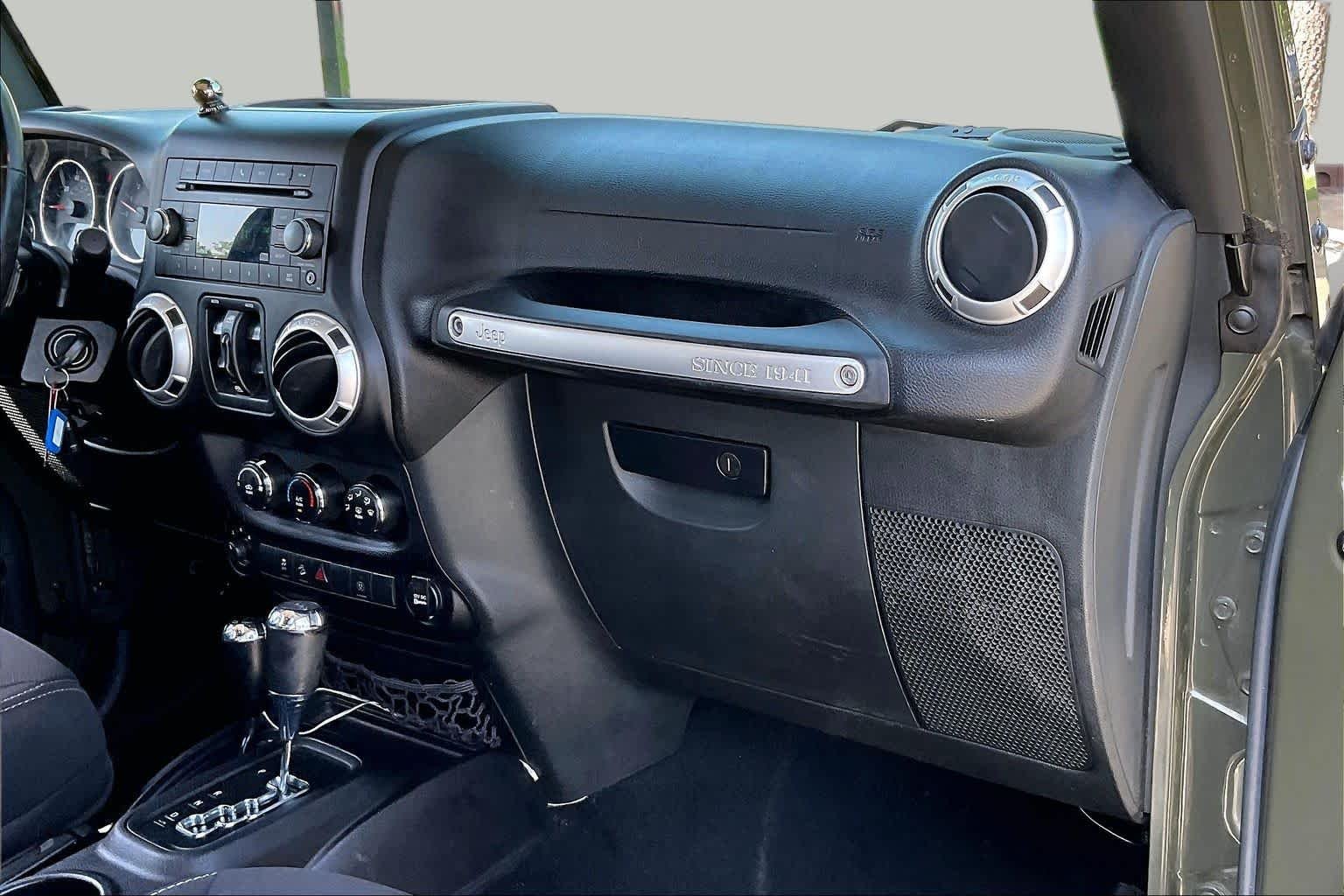 Used 2015 Tank Clearcoat Jeep Sahara image 17
