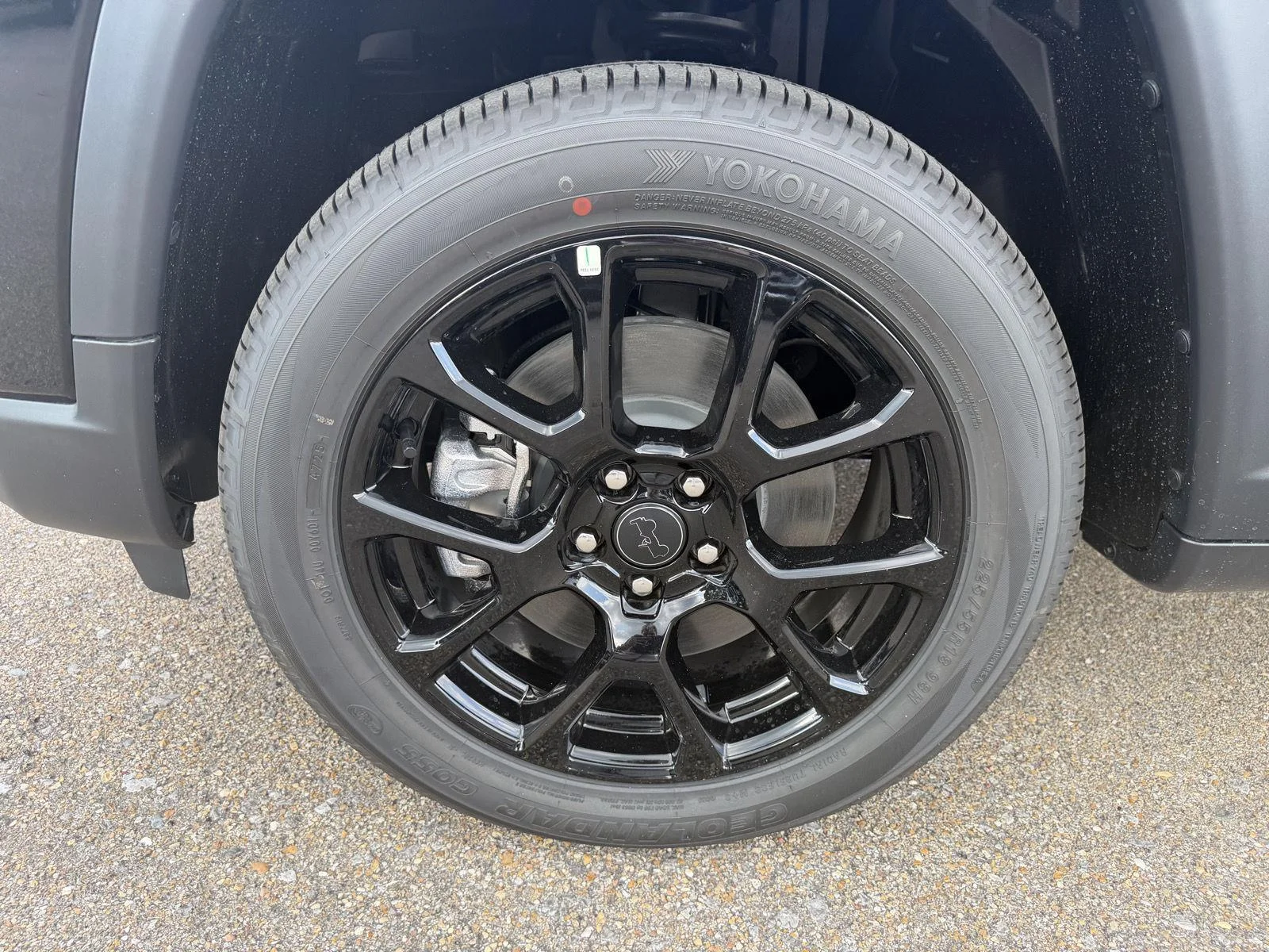New 2026 Diamond Black Crystal Pearlcoat Jeep Latitude Altitude image 24