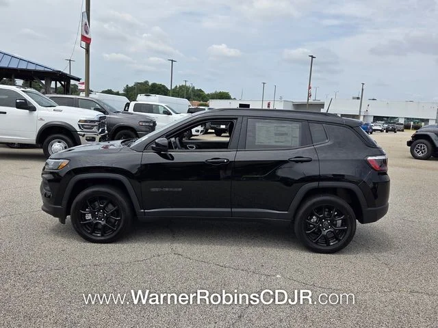 New 2026 Diamond Black Crystal Pearl-Coat Exterior Paint Jeep Latitude image 4
