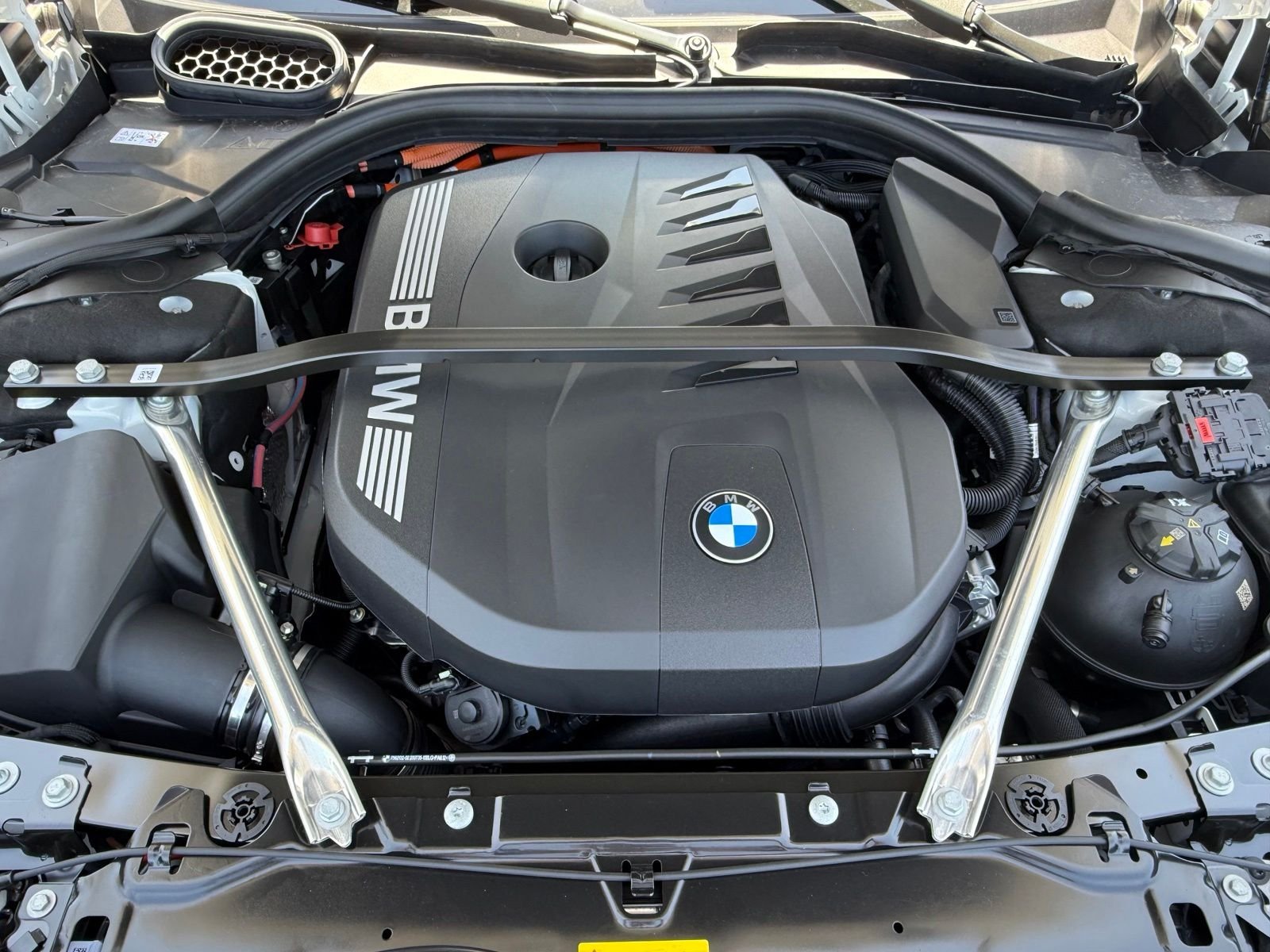 New 2026 Alpine White BMW 750e xDrive image 32