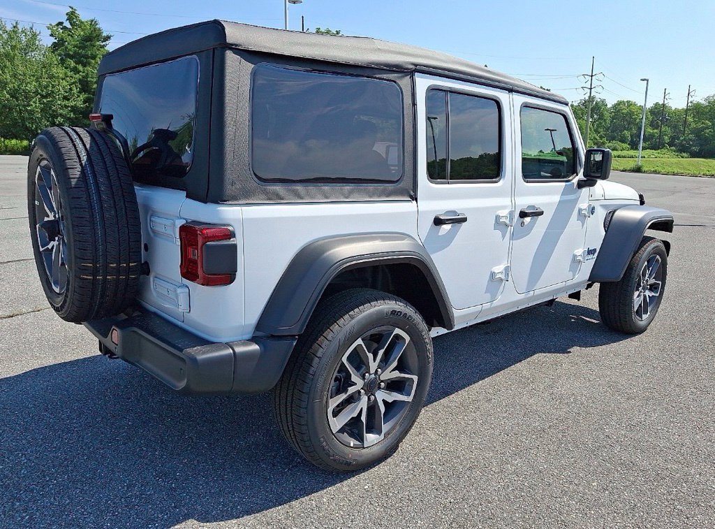 Used 2025  Jeep Sport S 4xe image 3