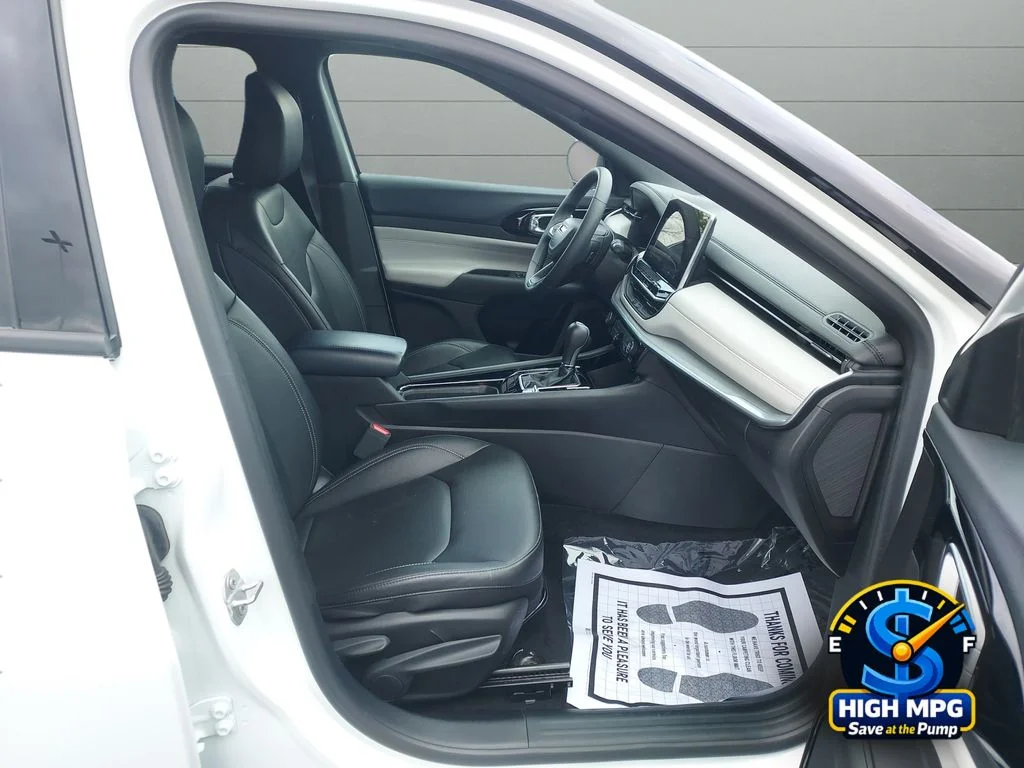 Used 2025 White Jeep Limited image 19