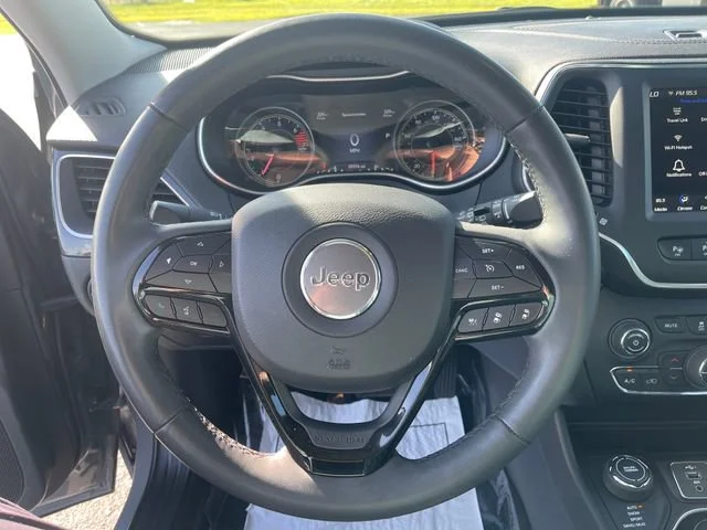 Used 2023 Gray Jeep Altitude Lux 4x4 image 17