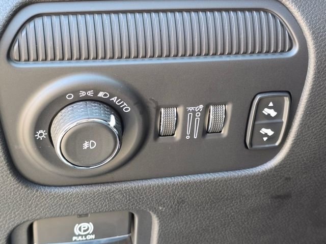 Used 2025 Diamond Black Crystal Pearlcoat Jeep Base image 27