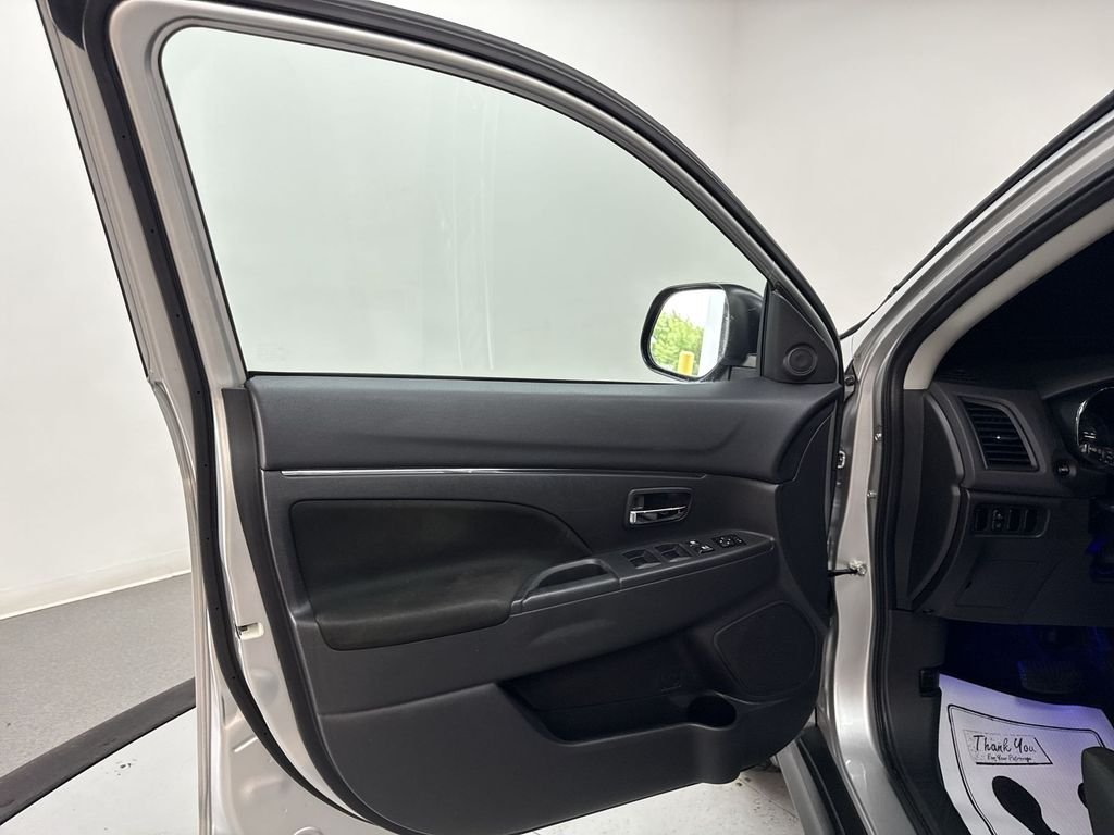 Used 2023  Mitsubishi  image 12